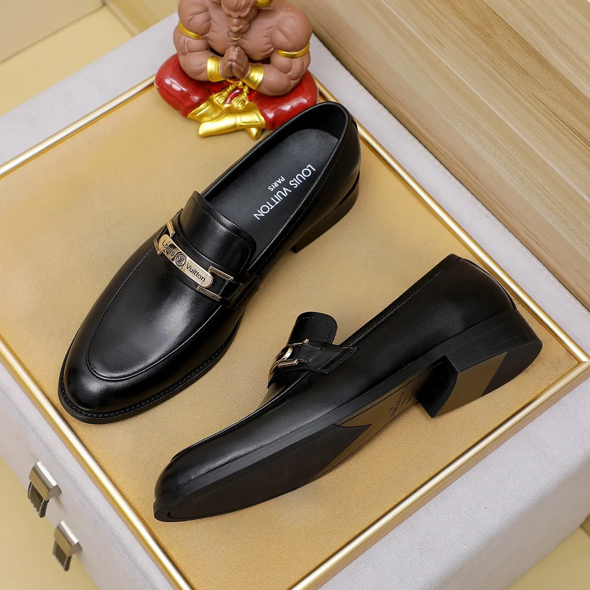 Men's Men's Shoes 💰420 💰[Louis Vuitton] LV high-end business formal leather shoes! ! Luxurious and elegant style, equal emphasis on practicality and style, professional focus on details and quality, counter original 1⃣️: 1⃣️ super accurate reproduction👍🏻! Material: The upper is made of imported original soft 🐂cowhide ➕imported first-layer sheepskin lining. Original anti-slip and wear-resistant outsole! Code number: 39--45, (38.46 custom-made) Large quantities in stock!